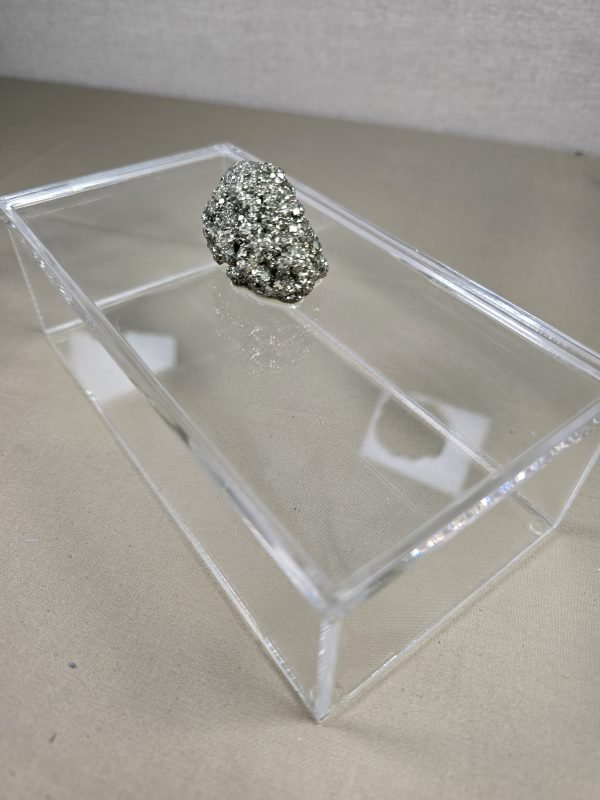 Caja de acrílico con piedra