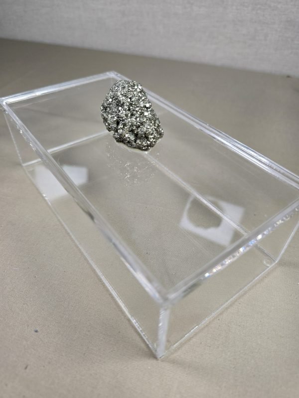 Caja de acrílico con piedra
