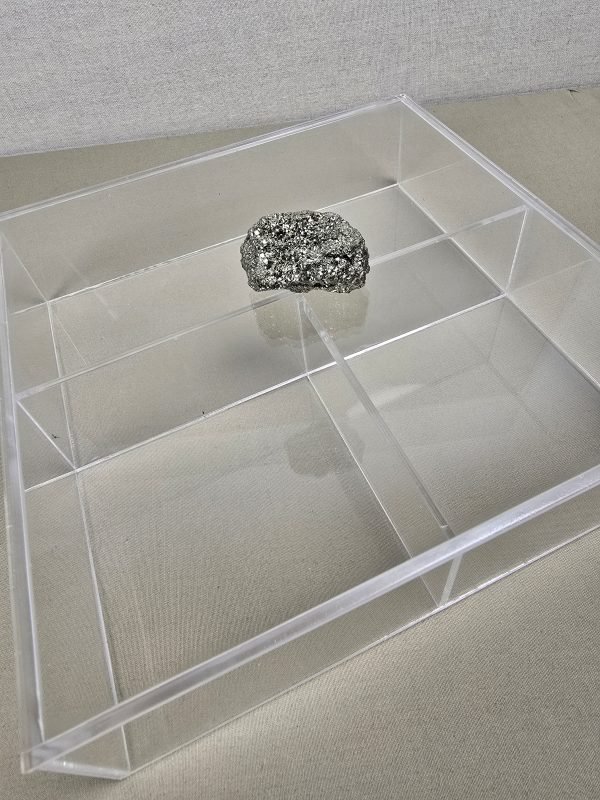 Caja de acrílico con 3 divisiones y piedra en la tapa